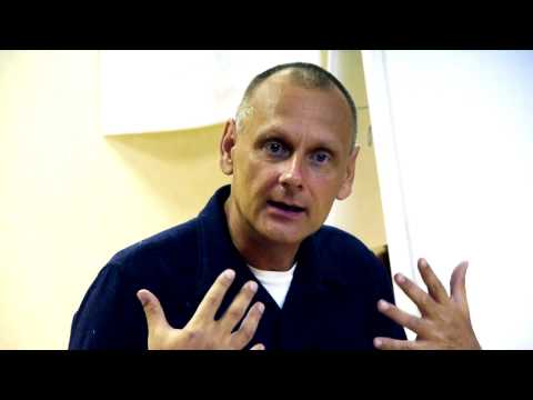 Видео: Почему, на мой взгляд, почти все люди живут в аду с парой воткнутых в них вил?