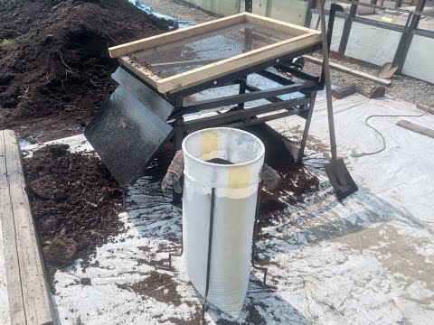 Видео: Вибросито (сеялка) для просеивания трудной земли с полей - сделал из того, что было. Вышло чудесно!