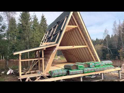 Видео: Треугольный дом,черновые полы, утепление, мягкая кровля!!
