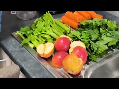 Видео: Свежий Сок: Сельдерей, Морковь, Яблоко!!!
