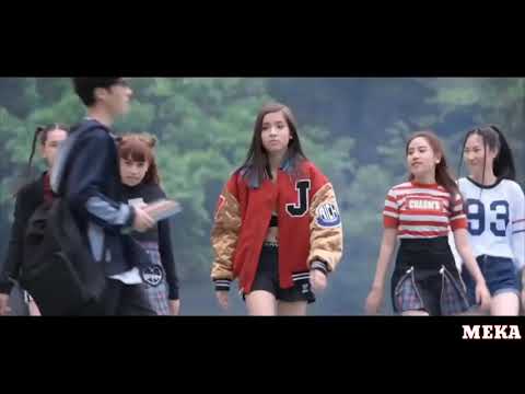 Видео: Девушка защищает парня ботана😂