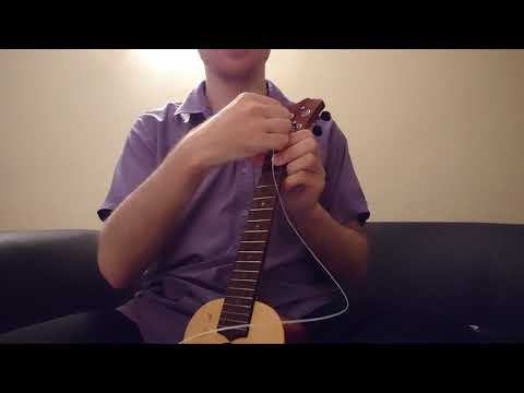 Видео: Как поставить струны на стандартную укулеле, но с восемью отверстиями в подставке.