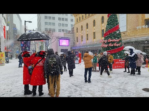 Видео: 4K Снегопад в Сеуле, Корея | Рождественская прогулка по снегу в Мёндоне -5°C Мороз Зимний день