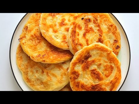 Видео: Быстрые луковые лепешки на сковороде. Очень вкусные и слоеные лепешки!