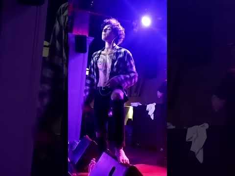 Видео: @Xolidayboy___  Фанатка Шапито, Уфа, 28.05.2023