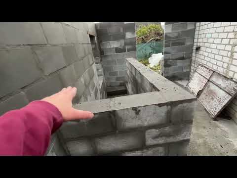 Видео: Закінчили стіни з шлакоблоку. Зробили огорожу над входом. Нові двері. Цегла.