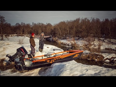 Видео: Сложный спуск лодки и трофейная щука. Забрались в глухие места.