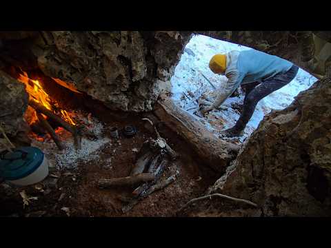 Видео: Зимний лагерь выживания между скалами | Кемпинг Bushcraft в снежную бурю, звуки природы