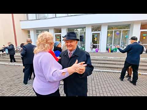 Видео: 11.10.25г... "ЗАЦЕЛУЙ МЕНЯ"... 😘💋😘... звучит на Танцполе в Гомельском парке... 