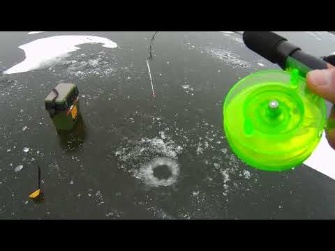 Видео: БОКОВОЙ КИВОК ШАРАШИТ КАРПОВ И САЗАНОВ ПО ПЕРВОЛЕДКЕ.Взял трофей на 4.700