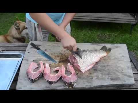 Видео: Шашлык из САЗАНА на деревенском мангале. Вкуснее карпа и другой рыбы.