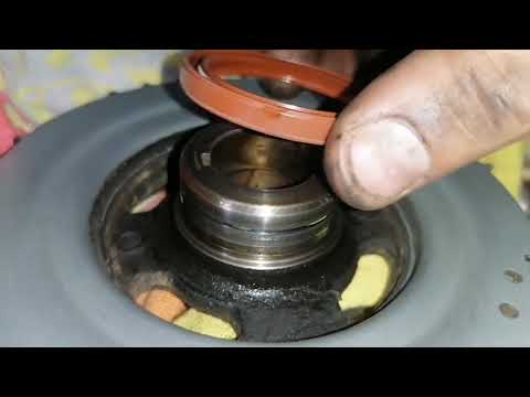 Видео: MazdA 3" Замена Помпы, (Лобового Сальника) "..