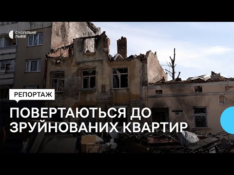 Видео: Мешканці будинків, зруйнованих внаслідок ракетної атаки, шукають вцілілі речі у помешканнях