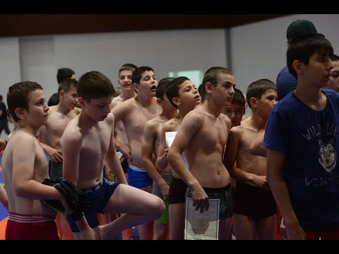 Видео: Взвешивание борцов на турнире Кингдом-10 в Грозном, 1 часть.