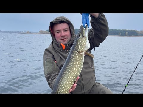 Видео: ОСІННІЙ ЖОР ЩУКИ!! Ловля щуки в листопаді! Рибалка на Хрінницькому водосховищі