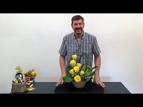 Видео: Как создать объемную цветочную композицию