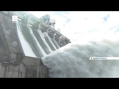 Видео: Журналистов пустили на Красноярскую ГЭС запечатлеть водосброс с плотины