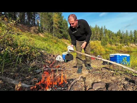 Видео: Рыбалка Мечты: Уха из трофейной щуки и ночь в таёжной избушке.