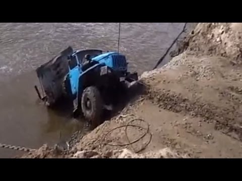Видео: "Урал" с трубами утонул на переправе в Иртыше + спасение