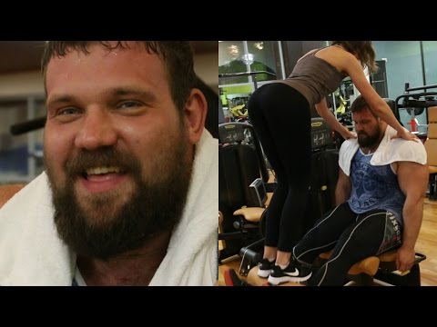 Видео: КИРИЛЛ САРЫЧЕВ. Как пожал "50"кг - и тренировался с девушкой! (GoB channel)