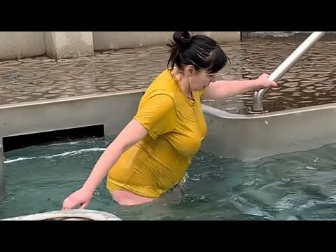 Видео: ВОДОХРЕЩА Купание в Проруби КРЕЩЕНИЕ 2023 Крещенские Купания Winter Ice Bath Swimming in ice hole 12