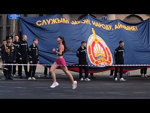 Видео: Сотрудники милиции поддерживают участников минского полумарафона