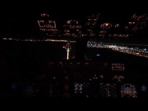 Видео: Ночная посадка в Пулково. Вид из кабины пилотов. Night landing view cockpit Boeing-737-800