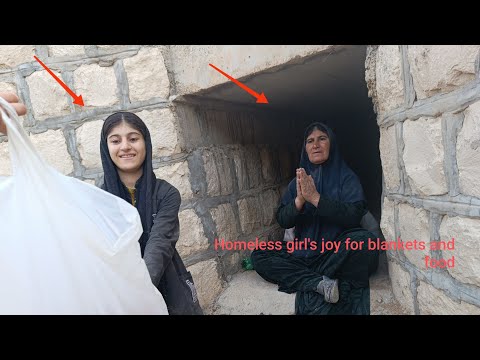 Видео: Доброта средь бела дня: оператор помогает бездомным матери и дочери под мостом