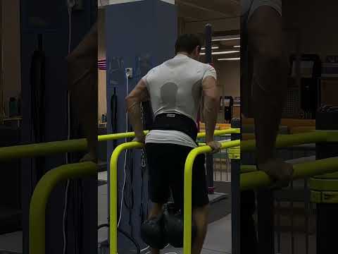Видео: +72кг но как же легко отжимаюсь 🤯 #воркаут #тренировка #турник #отжимания
