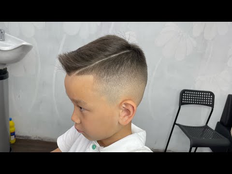 Видео: Детская стрижка для мальчика с пробором. Haircut for a boy.#стрижкадетская #boyhaircutting