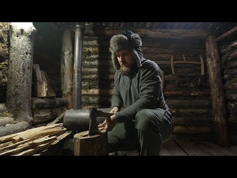Видео: атмосферная ночевка в уютной землянке , горячая дровяная печь , бушкрафт