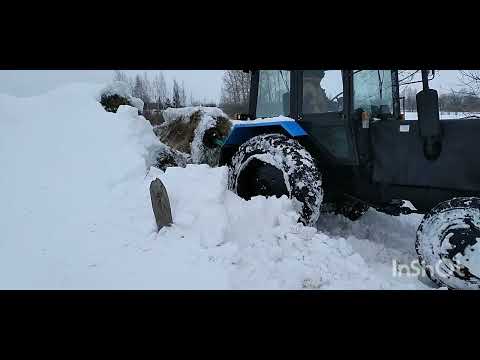 Видео: Снега много завозим тюки на мтз 82