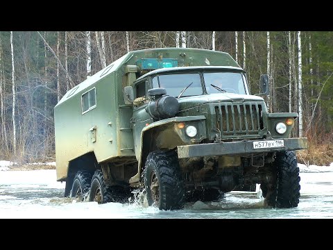 Видео: Разведка весенних дорог на Урале 4320. Урал штурмует глубокие реки со льдом / ural 4320