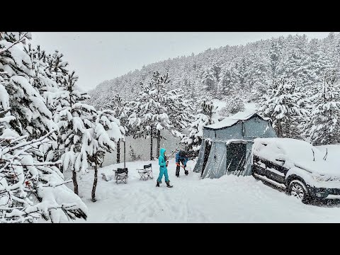 Видео: ГОРЯЧИЙ ПАЛАТОЧНЫЙ КЕМПИНГ В СИЛЬНОМ СНЕГУ С ДРОВЯНОЙ ПЕЧЬЮ