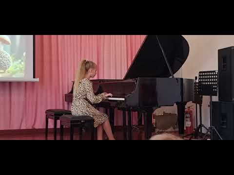 Видео: "Прекрасное далеко" на фортепиано исполняет Дарья Собина