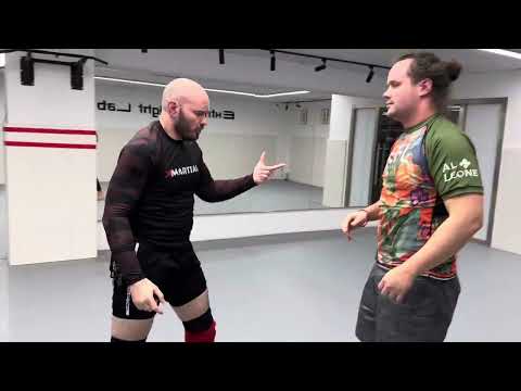 Видео: Разве ты не можешь просто ударить его в живот в клинче муай-тай?