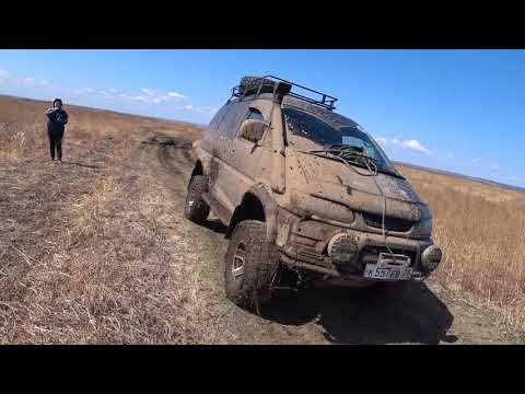Видео: mitsubishi delica засела в грязи ужас что делать ищем тяжелую артиллерию надежда на трактор к 700