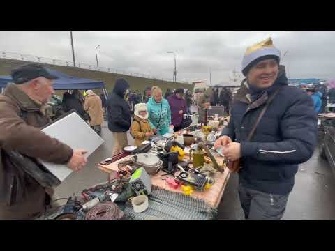 Видео: Минск предновогодняя торговля на барахолке. Витя мусорщик.