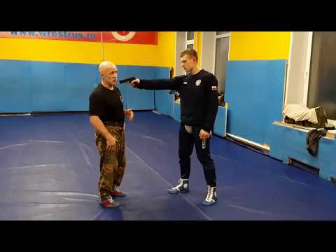 Видео: В Н Крючков.Обезоруживание болевым на палец спусковой скобой