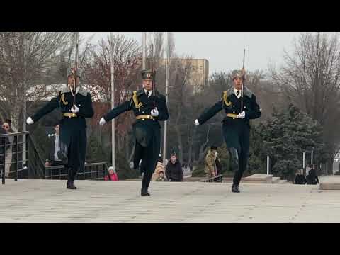 Видео: Улуттук гвардии, в Бишкеке смена почетного караула 2 января 2022 года.