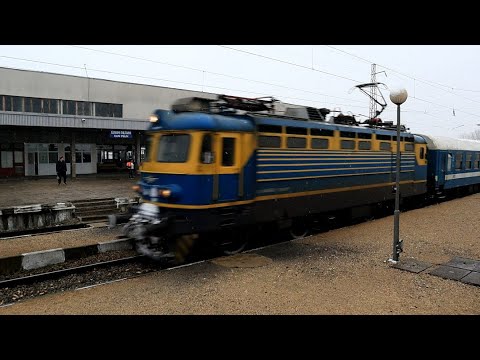 Видео: БВ 8641 "Диана" София-Стара Загора, начело с "банана" 44 002, уловен на зимната ЖП гара Елин Пелин..
