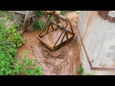 Видео: Как выкопать колодец с помощницей
