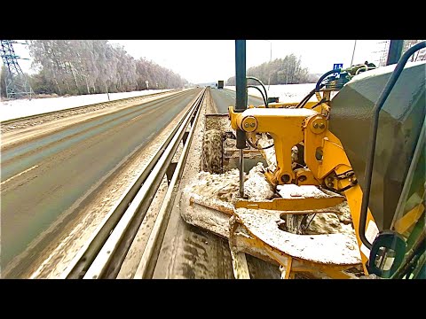 Видео: Грейдер и 5 спецмашин чистят осевую!