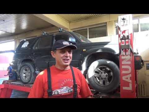 Видео: Toyota Hilux Surf -185 Prado - 95 . Замена верхней шаровой опоры .