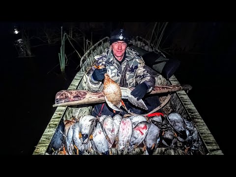 Видео: ЭТО ШОК!!! Утки падали прям в чучела! Осенняя охота на утку с лодки.