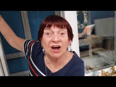 Видео: Мама встретила сына с кулаками