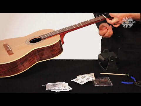 Видео: Как поменять струны на классической гитаре (перевод Global Sound)
