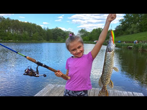 Видео: ВЛОГ Ярослава поймала щуку | Рыбалка для детей | Tiki Taki Kids