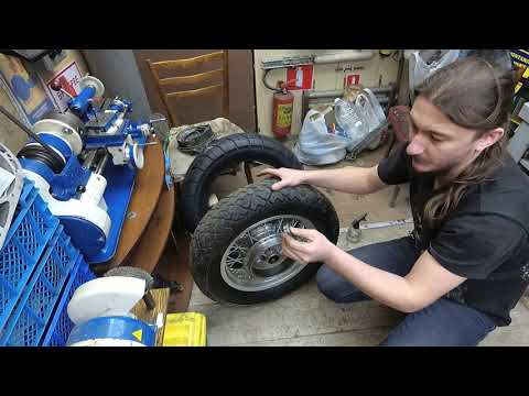 Видео: Обслуживание заднего колеса Suzuki Intruder VS