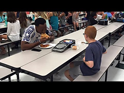 Видео: Её Сын Постоянно Обедал Один. Но Когда к Нему Села Знаменитость...